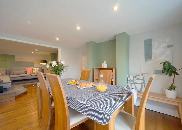 Stunning 5 Bed House In Chapel Allerton, Sleeps 9