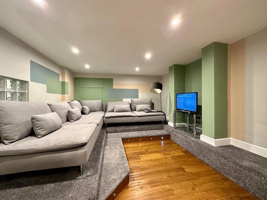 Stunning 5 Bed House In Chapel Allerton, Sleeps 9 Holiday home