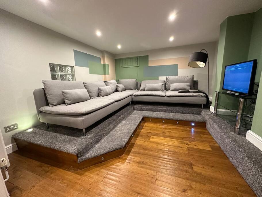 Stunning 5 Bed House In Chapel Allerton, Sleeps 9 * Leeds (West Yorkshire)