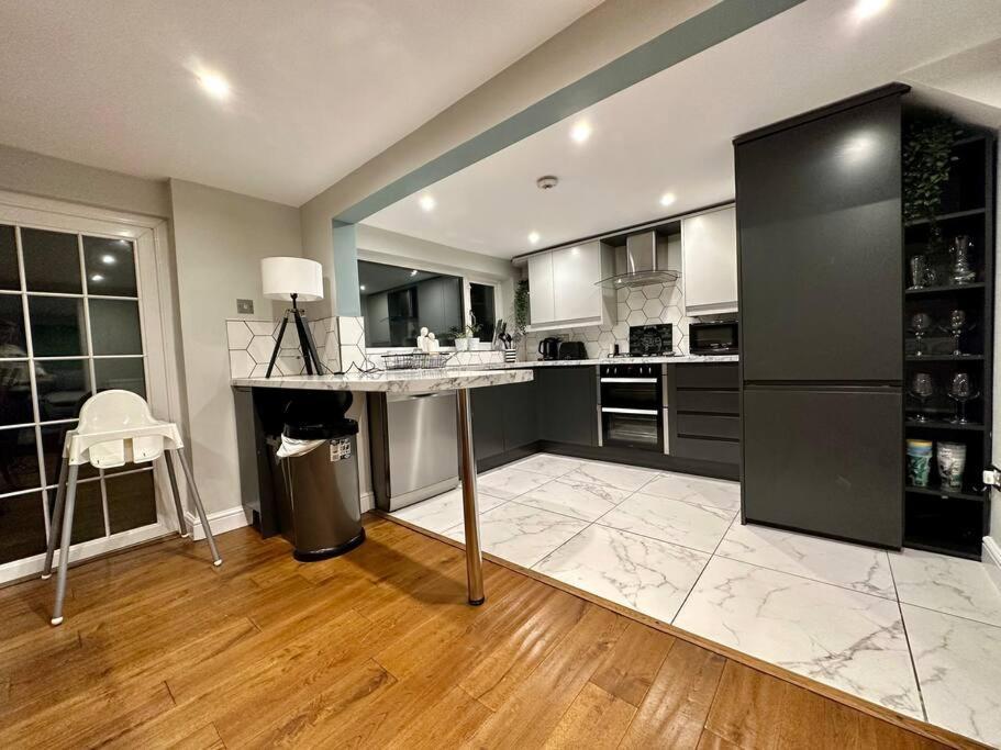 Holiday home Stunning 5 Bed House In Chapel Allerton, Sleeps 9 *