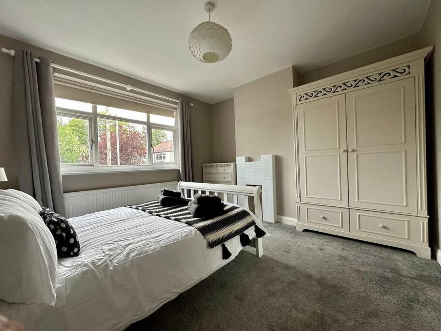 Stunning 5 Bed House In Chapel Allerton, Sleeps 9 Holiday home *