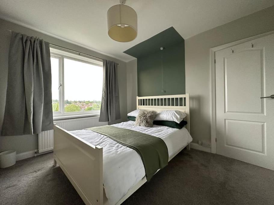 Stunning 5 Bed House In Chapel Allerton, Sleeps 9 *