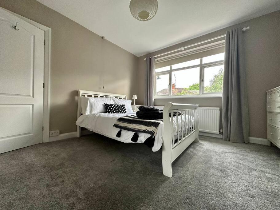 Stunning 5 Bed House In Chapel Allerton, Sleeps 9