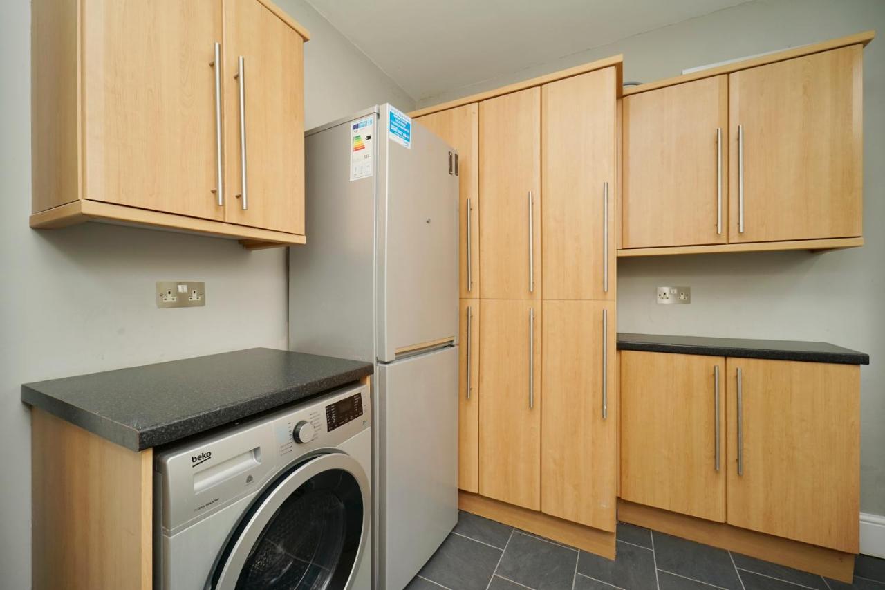 Stunning 5 Bed House In Chapel Allerton, Sleeps 9 Holiday home *